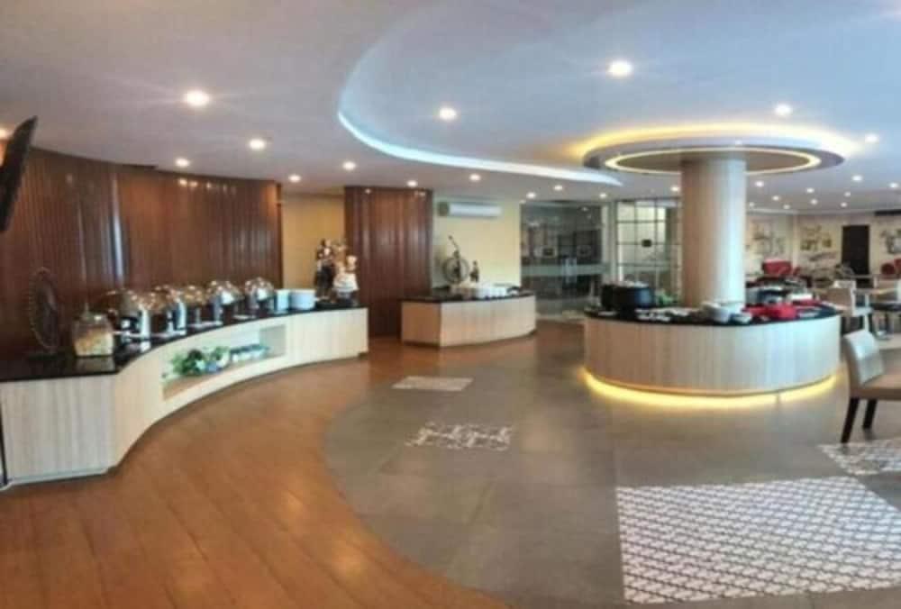 Yello Hotel Samarinda Exteriör bild